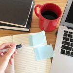 ペンを握る人とPC